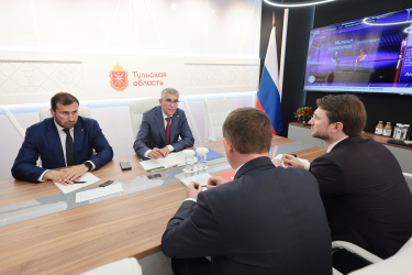 ПМЭФ-2026: Дмитрий Миляев обсудил с руководством ГК «Акрон Холдинг» вопросы развития футбола в России