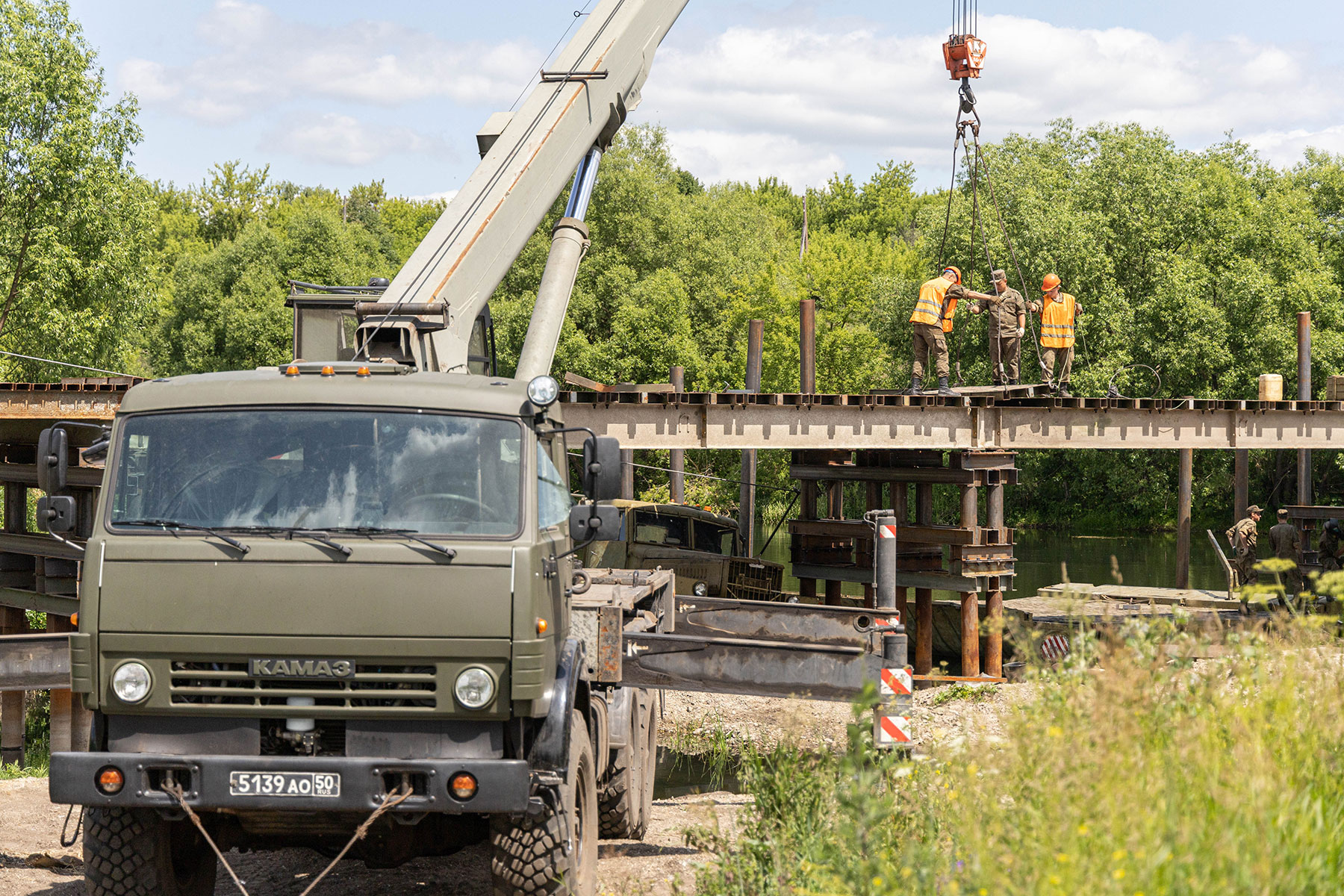 По обращению Алексея Дюмина военнослужащие Минобороны продолжают восстанавливать мосты в Тульской области