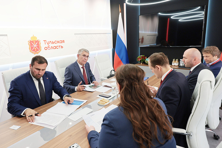 ПМЭФ-2026: Дмитрий Миляев встретился с руководителем Федеральной службы государственной регистрации, кадастра и картографии Олегом Скуфинским