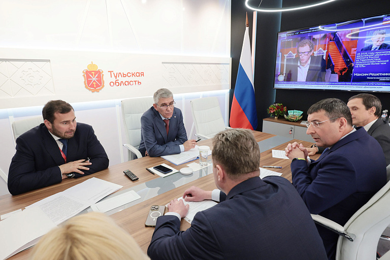 ПМЭФ-2026: Дмитрий Миляев обсудил с руководством Совкомбанка развитие финансовых услуг в Тульской области